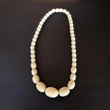 앤티크 돌 계열 노란빛 화이트 목걸이