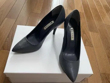 DIANA 네이비 펌프스