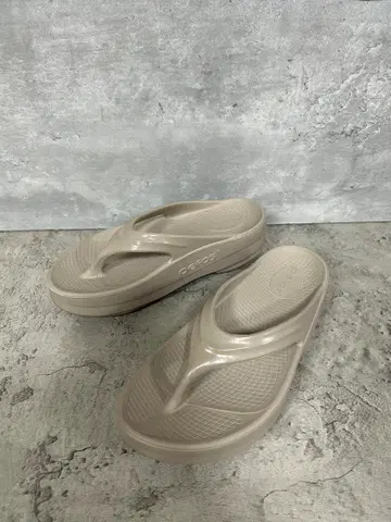 OOFOS 우포스 리커버리 샌들 23cm 베이지 통굽 인기
