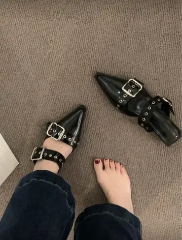 버클 펌프스 블랙