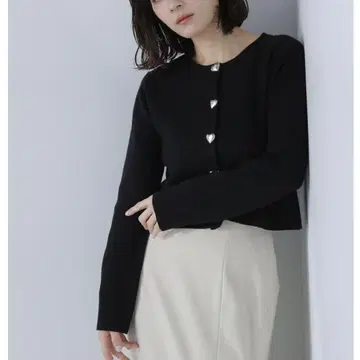 NATURAL BEAUTY BASIC 2024 하트 버튼 니트 자켓