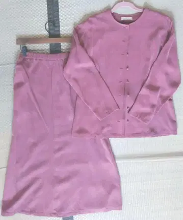 애플하우스 스모크 핑크 셋업 스커트와 상의 텐셀