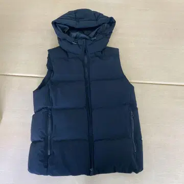 GU 블랙 후드 부착 다운 베스트