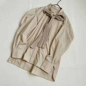 jemma atelier 퍼프 슬리브 블라우스 베이지 플리츠 보타이