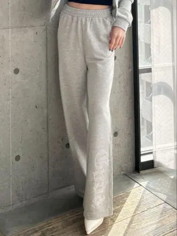 GYDA 라메 플레어 팬츠