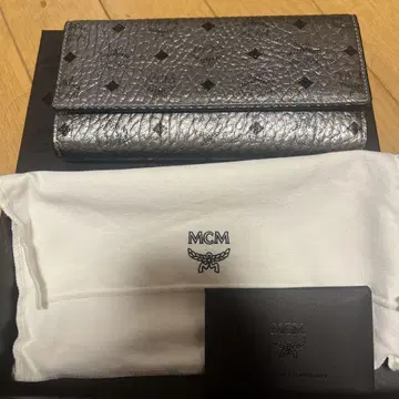 새상품급 mcm 장지갑 실버 계열