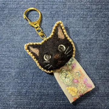 양모 펠트 검은 고양이 인도 자수 키링, 백참