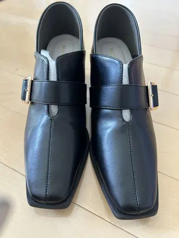 블랙 가죽 스트랩 신발 중간 힐