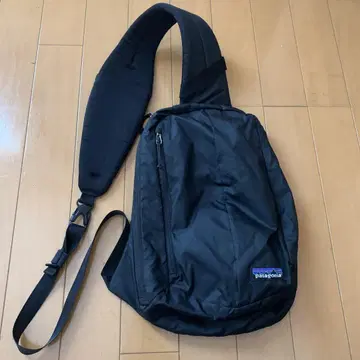 Patagonia 바디백 블랙 하자 있음