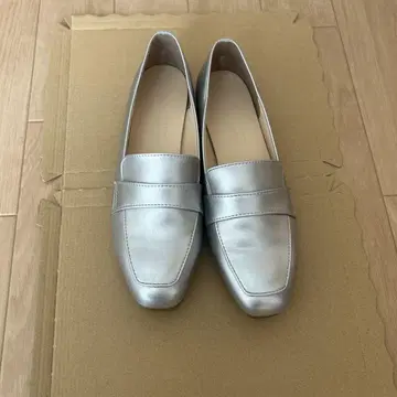 실버 로퍼 플랫힐 아폰상 콜라보 로퍼 LL