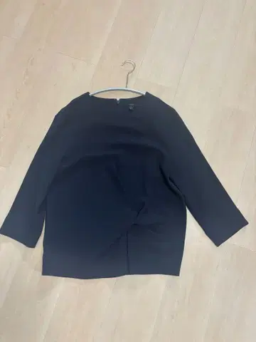 COS 디자인 상의 네이비