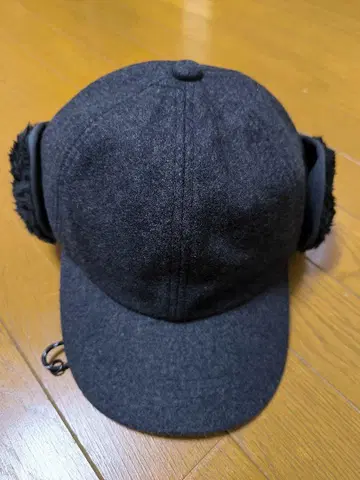 귀도리 달린 다크 그레이 캡