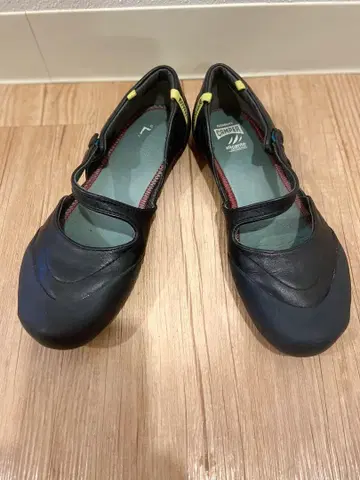 캠퍼 블랙 스트랩 플랫슈즈
