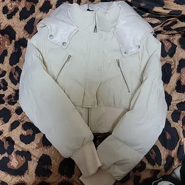 화이트 다운 자켓 숏 기장