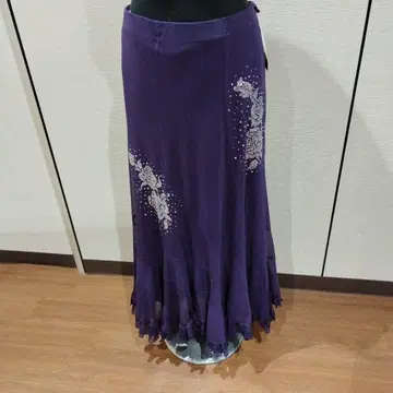 보라색 돌 장식 자수 플레어 스커트