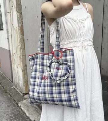 체크 무늬 토트백 하트 모양 파우치 참 포함