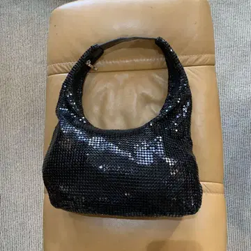 시크한 블랙 비즈 핸드백