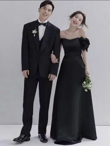 오프숄더 블랙 드레스 리본 포함