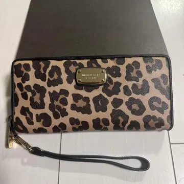 정품 새상품급 MICHAEL KORS 마이클코어스 장지갑 스트랩 포함
