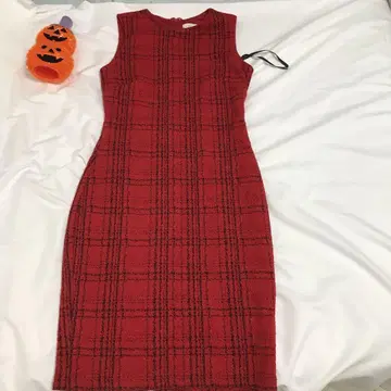 Calvin Klein 빨간색 체크 무늬 슬리브리스 원피스
