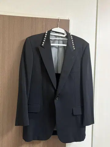 스터드가 달린 블랙 테일러드 자켓