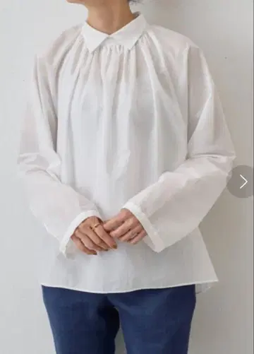 BEARDSLEY 하이넥 풀오버 소매 볼륨 셔츠