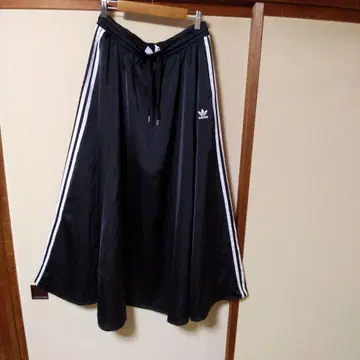 adidas 블랙 플레어 스커트