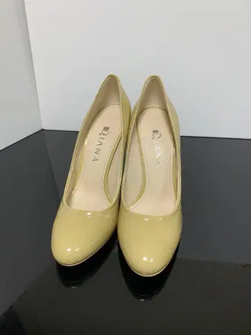 [ 새상품 ] DIANA 에나멜 펌프스 베이지 24cm