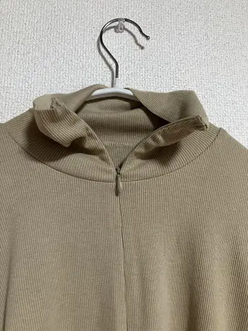 베이지 하이넥 긴팔 티셔츠