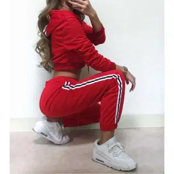 빨간색 크롭 후디와 팬츠 셋업