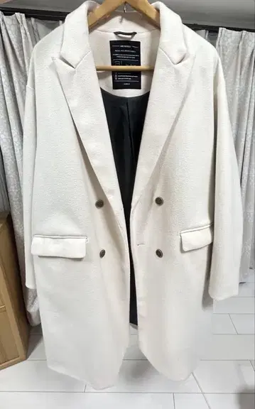 화이트 더블 브레스트 롱 코트