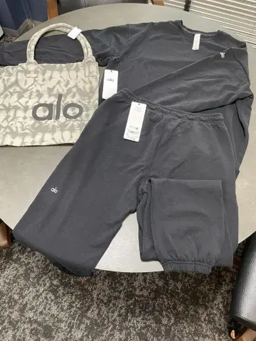 [ 새상품 ] ALO Yoga 셋업 맨투맨 블랙 alo