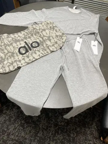 [새상품] ALO Yoga 셋업 맨투맨 그레이 alo