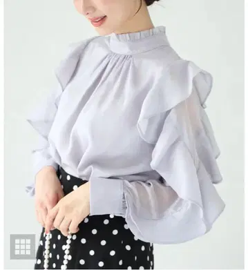 프릴이 달린 연보라색 긴팔 블라우스