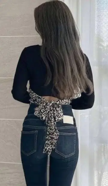 GYDA 크롭 기장 블랙 긴팔 상의 리본 포함