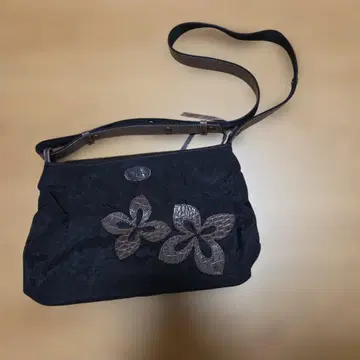 블랙 꽃 자수 숄더백