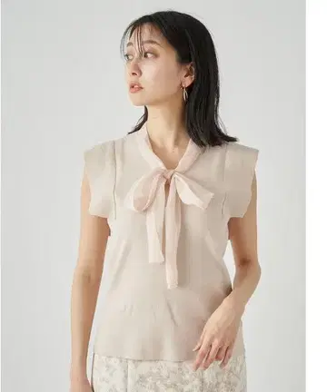 리본 포함 베이지 슬리브리스 상의