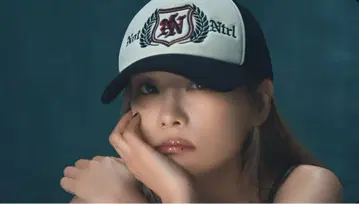 자수 로고 캡 블랙/화이트 시게모리 사토미
