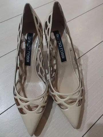 세르지오 로시 베이지 컷 아웃 하이힐