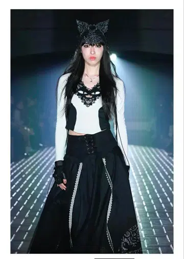 Yueqi Qi Feline Jersey (White) 리트머스