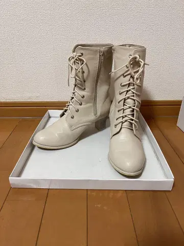 베이지 레이스업 부츠 중간 힐