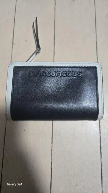 MARC JACOBS 이단 접이식 지갑 블랙/화이트