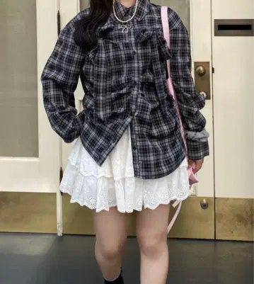 체크 무늬 개더 리본 블라우스
