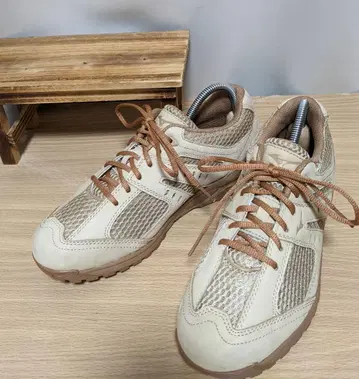 미즈노 로우컷 스니커즈 베이지 사이즈 23cm