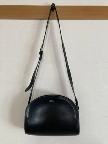 APC 블랙 가죽 숄더백 반달형