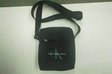 Calvin Klein Jeans 블랙 숄더백