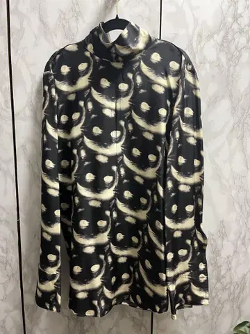 니나리치 고양이 패턴 하이넥 실크 블라우스