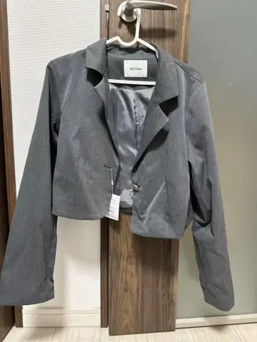 NICE CLAUP 숏 테일러드 자켓 차콜 그레이