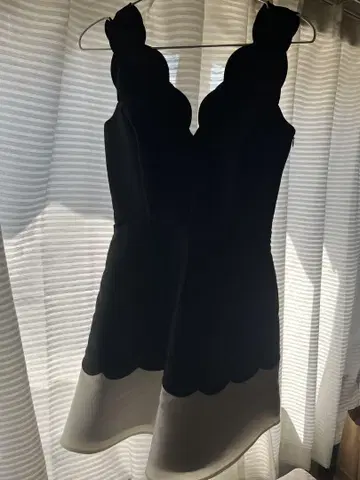katespade 스캘럽 넥라인 슬리브리스 원피스