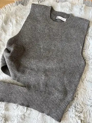 ZARA 그레이 컷 슬리브리스 니트 S 사이즈